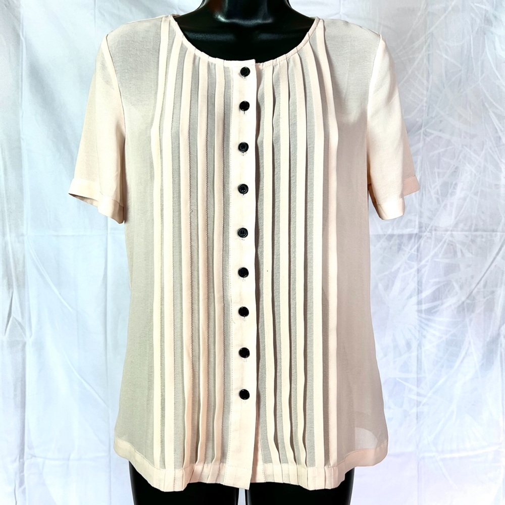 Short sleeve flowy pleated blouse